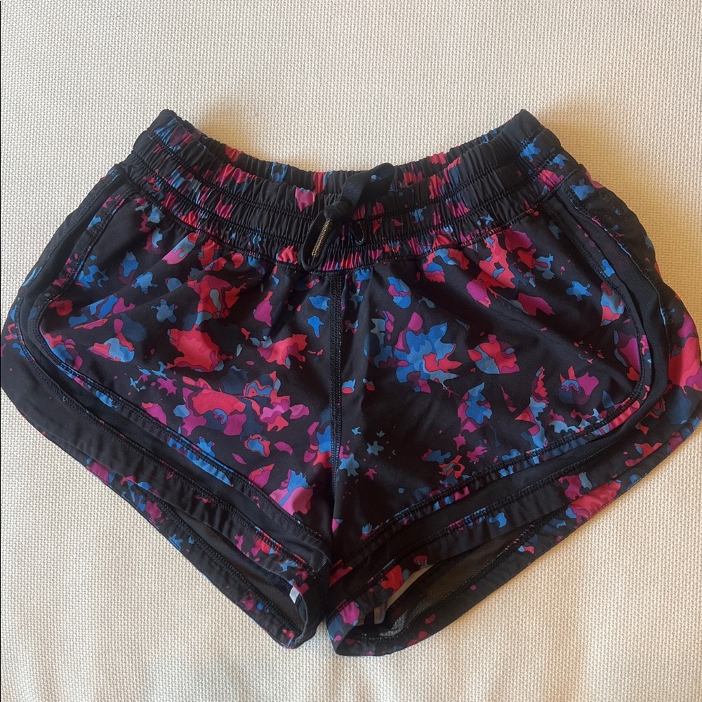 Lululemon Black Multicolored Pattern Hotty Hot Shorts